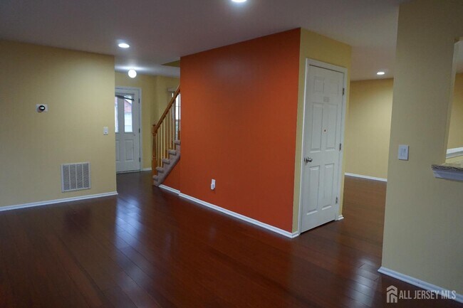 Building Photo - 160 Vasser Dr