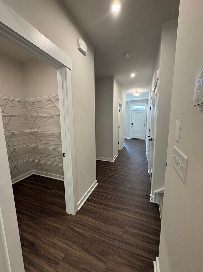 Building Photo - Beautiful End Unit Townhome in Griffith Lakes