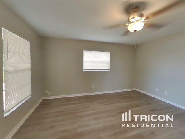 Building Photo - 804 Heidi Rd