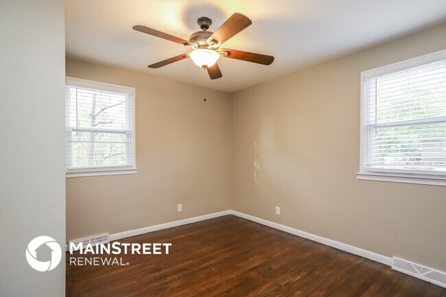 Building Photo - 1006 SW Lakeview Blvd