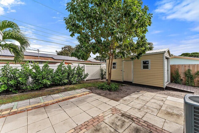 Building Photo - 513 E Whitney Dr