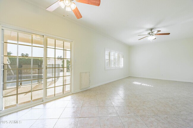 Building Photo - 2547 W Naranja Ave