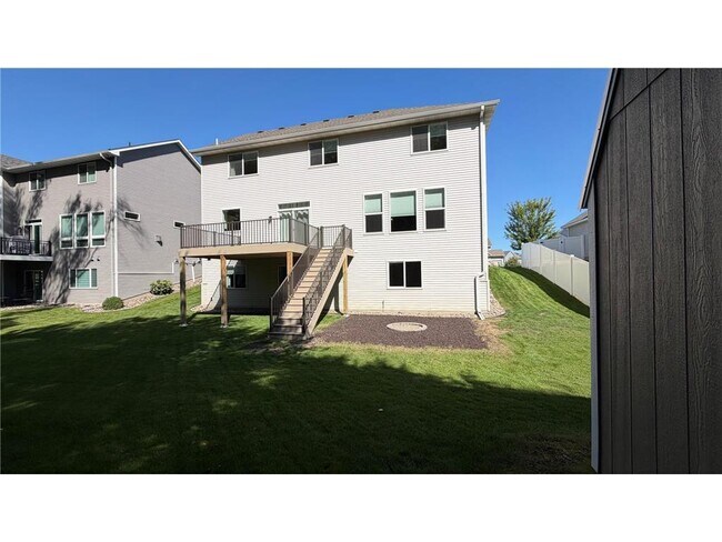 Building Photo - 5590 Upper 179th St W