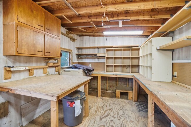 Building Photo - Three Bedroom Home with Great Outdoor Entertainment Space!