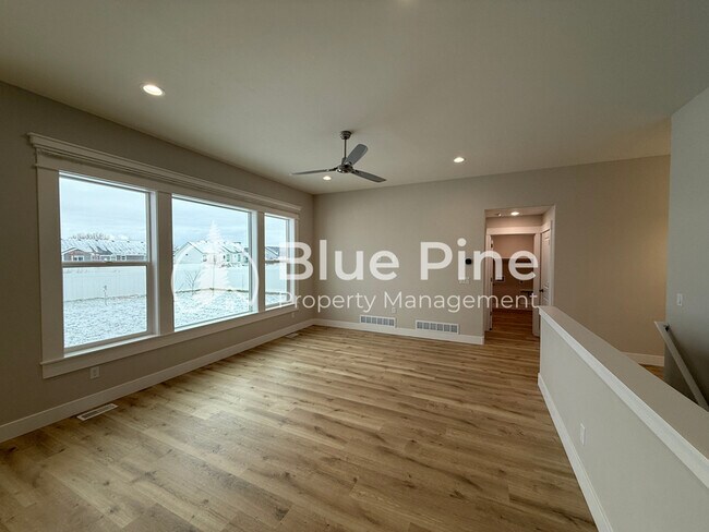 Building Photo - 4335 N Dudley Ave