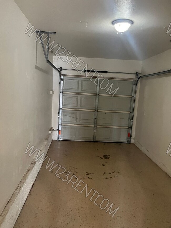 Building Photo - 2BD/1.5BTH TOWNHOUSE WEST LANCASTER