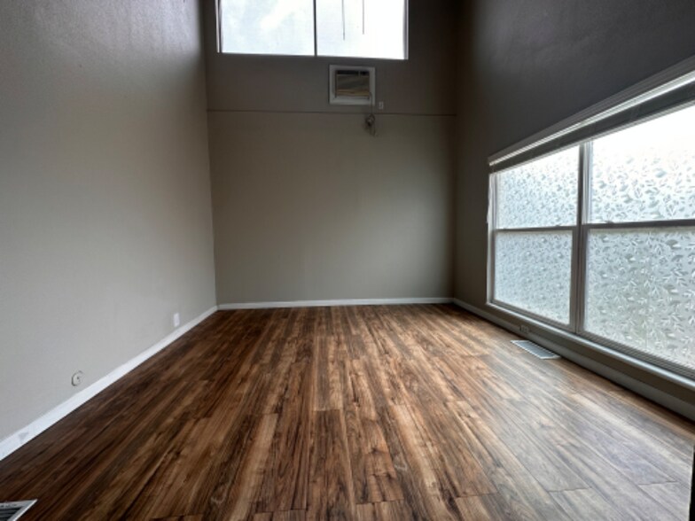Building Photo - 5815 Phoenix Dr