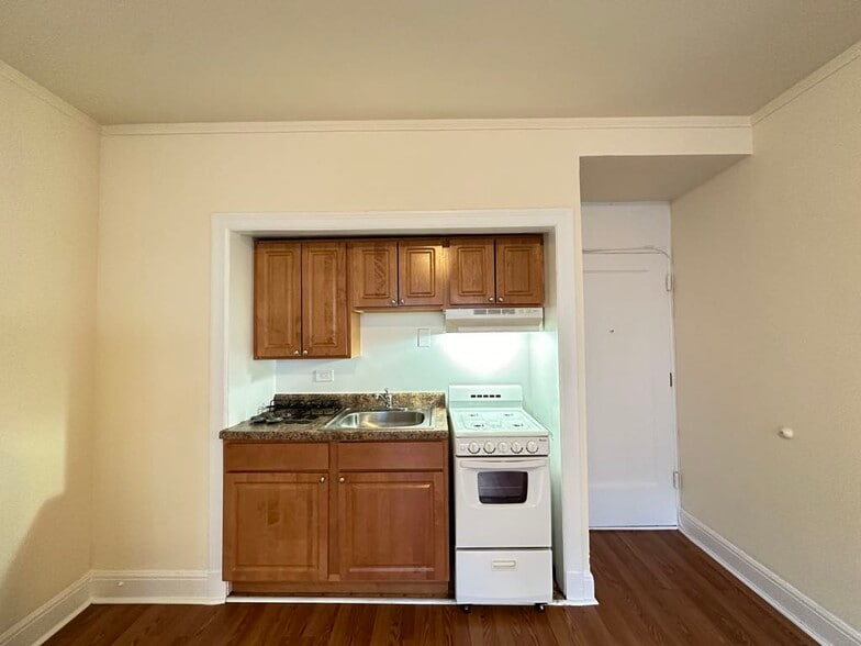Building Photo - 3335 W Diversey Ave