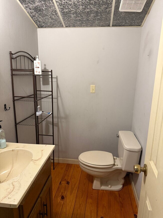 Building Photo - 945 Keys Ferry Rd