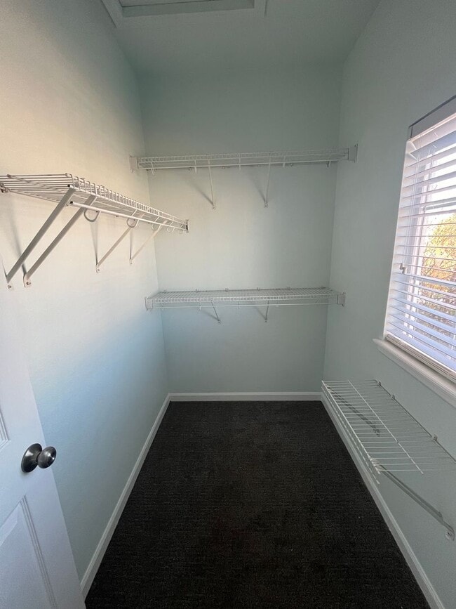 Building Photo - End Unit 3 Bedroom 2 Bath Townhome in Comm...