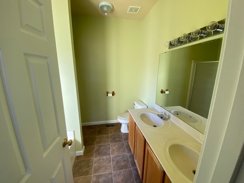 Building Photo - 753 Forest Green Dr