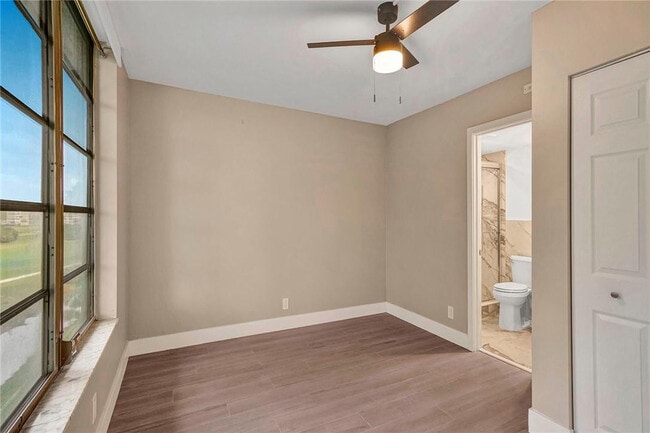 Building Photo - 3051 S Palm Aire Dr