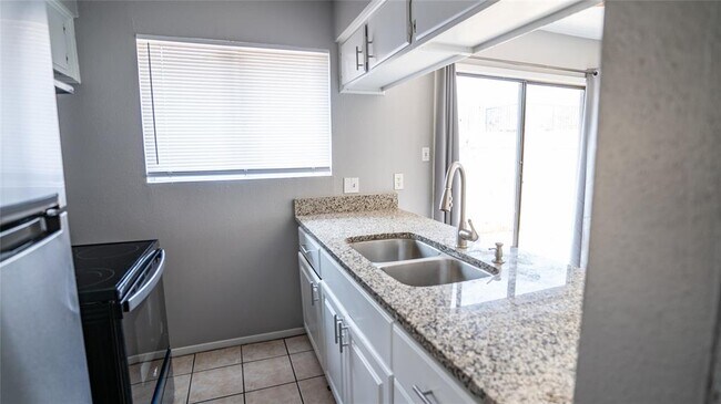 Building Photo - 3003 Parker Ln