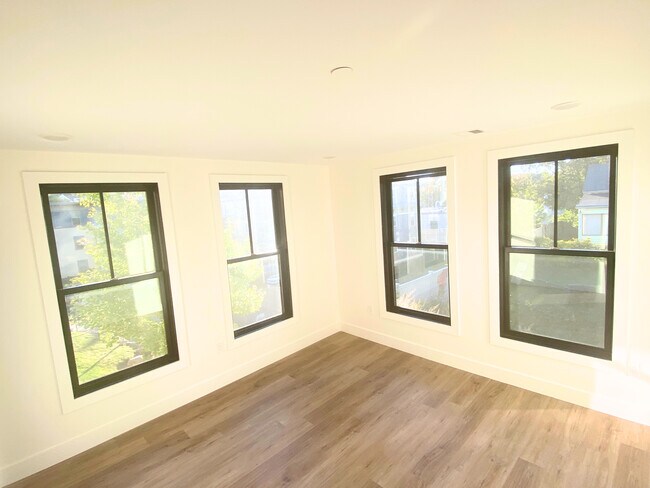 Building Photo - 173 Magnolia St