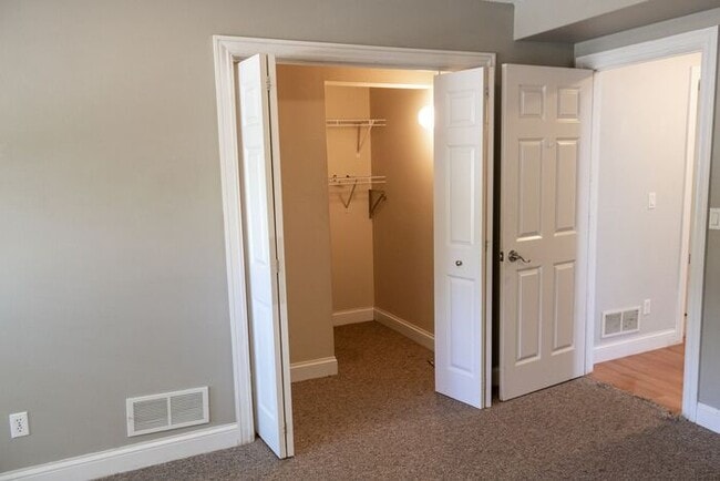 Building Photo - $2,400 | 3 Bedroom, 3.5 Bathroom Multi Flo...