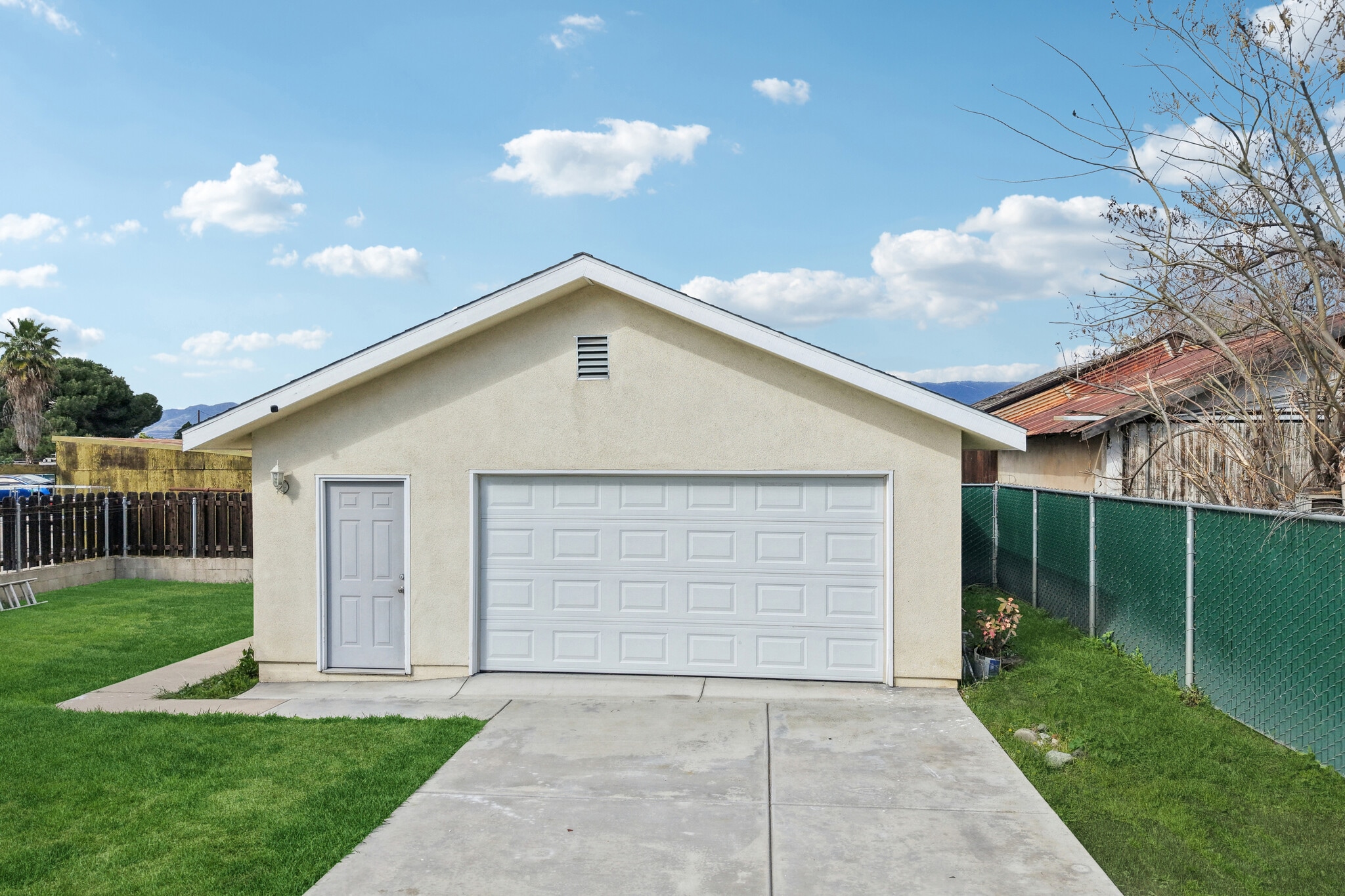 Building Photo - 1842 E Victoria Ave