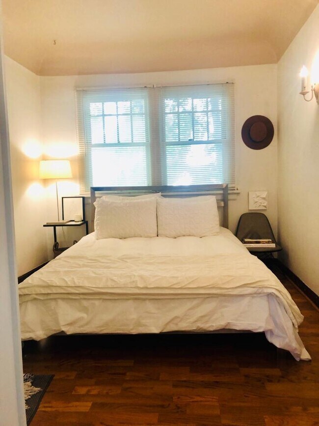 Building Photo - 1112 900 E