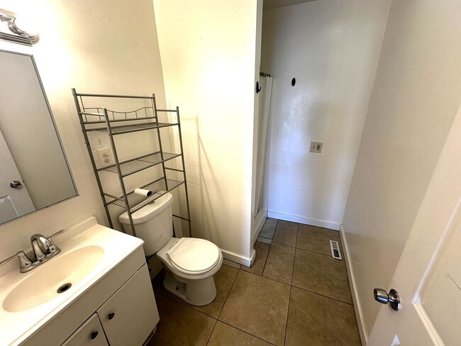 Building Photo - 3 + Beds 2 Baths Home With Large Yard /Was...