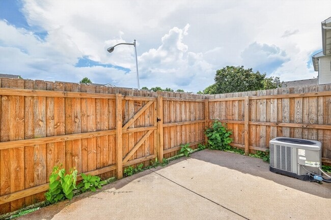 Building Photo - 407 Arapaho Dr
