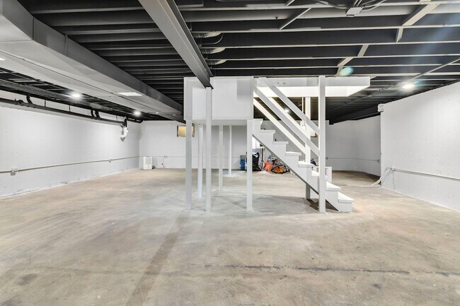 Building Photo - 71 Crestview Dr