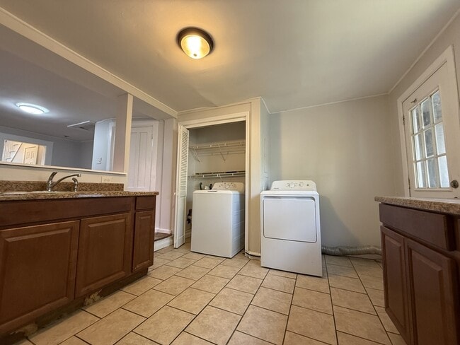 Building Photo - 19 N Lake Ave