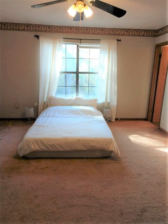 Building Photo - 1008 Pineview Blvd