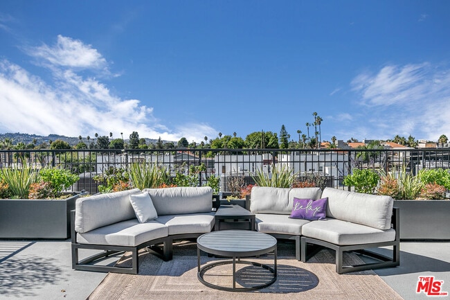 Building Photo - 10824 Blix St