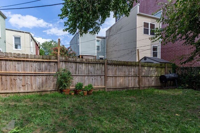 Building Photo - 329 K St NE