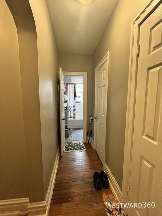 Building Photo - 1626 W Sherwin Ave