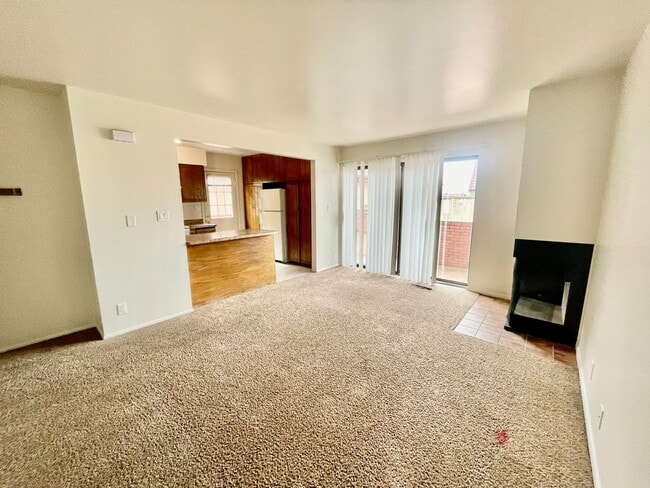 Building Photo - Pet Friendly Sunny Dale Townhome