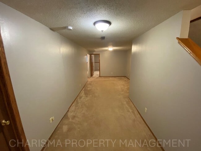 Building Photo - 4 BEDROOM, 2 BATH HOME IN EAST SIOUX FALLS! DOUBLE ATTACHED GARAGE! FENCED IN BACKYARD!