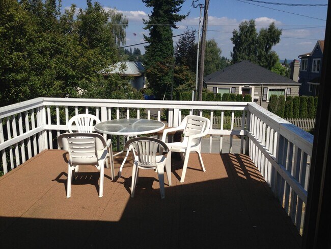 Building Photo - Nice 6 bed/2baths-2 kitchens and 2 set washer/dryer house for rent.