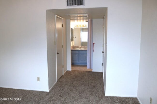 Building Photo - Nestled in a convenient NW neighborhood