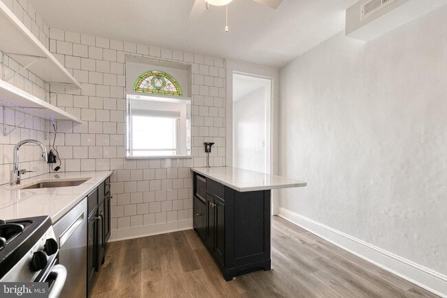 Building Photo - 860 W 33rd St