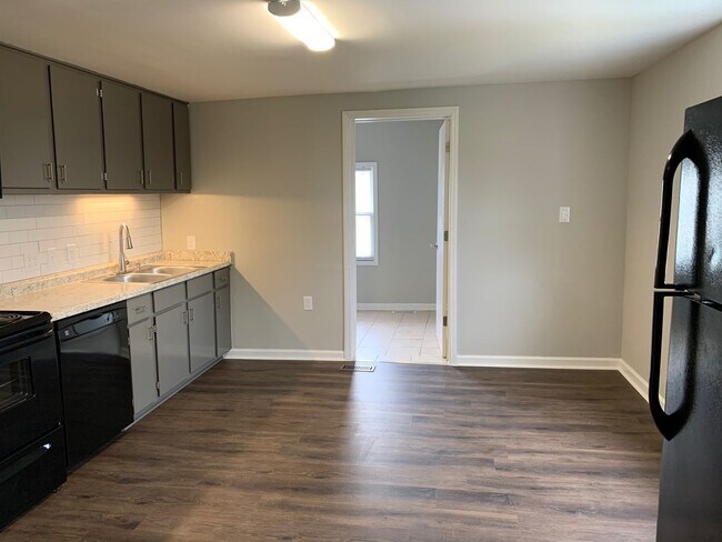 Building Photo - Two bedroom (with office or small 3rd bedr...