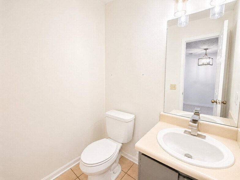 Building Photo - 1323 Sweet Pine Dr