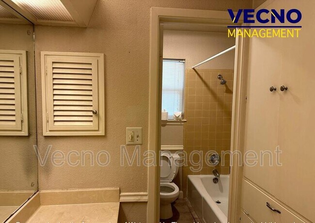 Building Photo - 3643 Richwood Dr