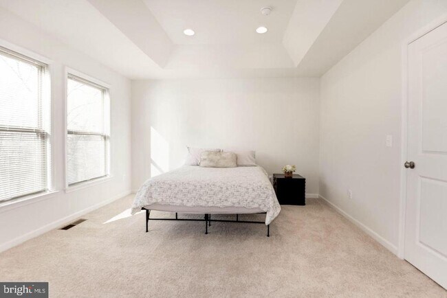 Building Photo - 42482 Dogwood Glen Square