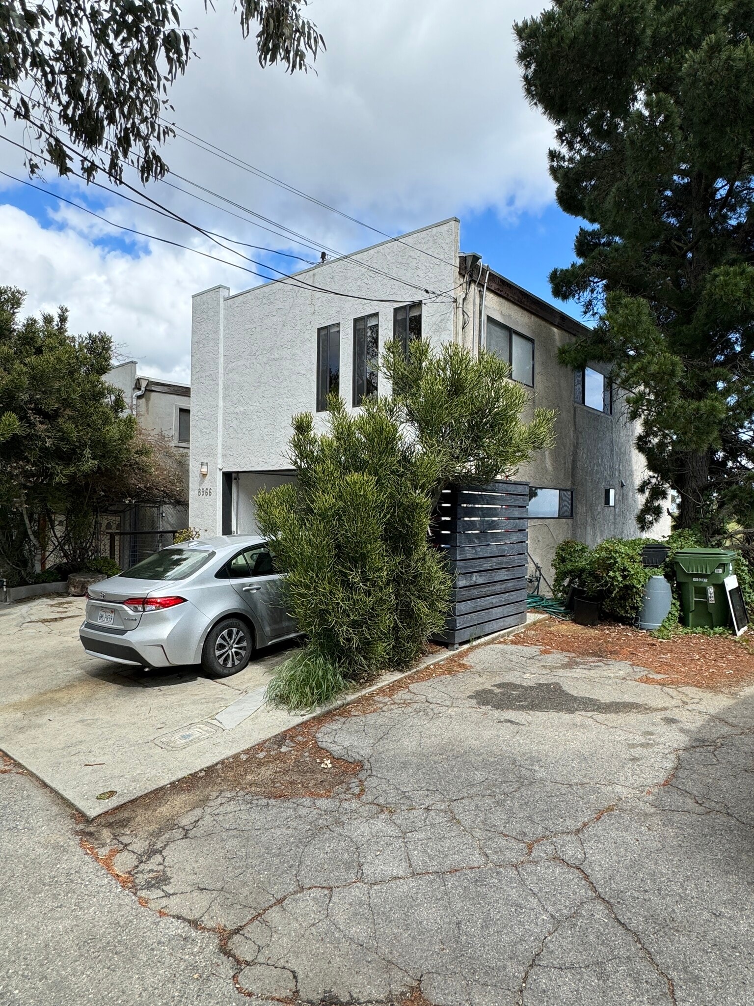Building Photo - 8968 Crescent Dr
