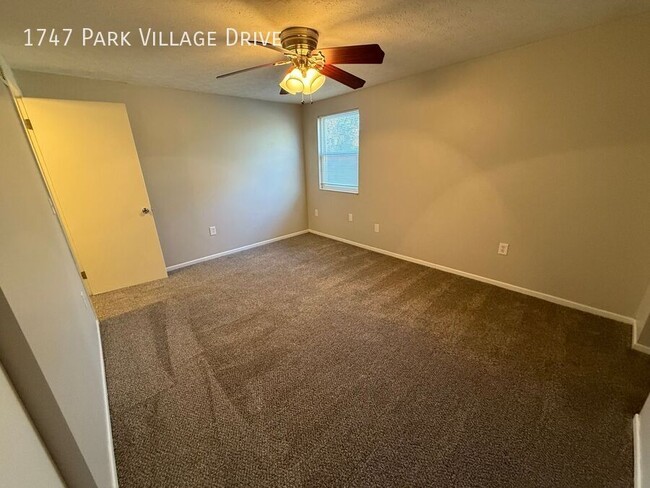 Building Photo - 2 Bedroom 2.5 Bath Townhome