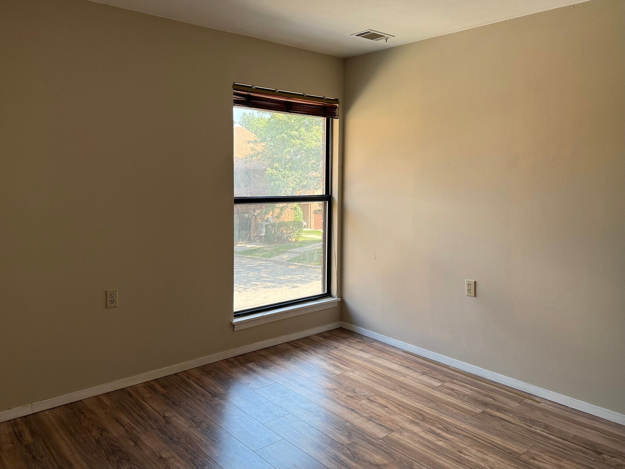 Building Photo - 9028 N Park Plaza Ct