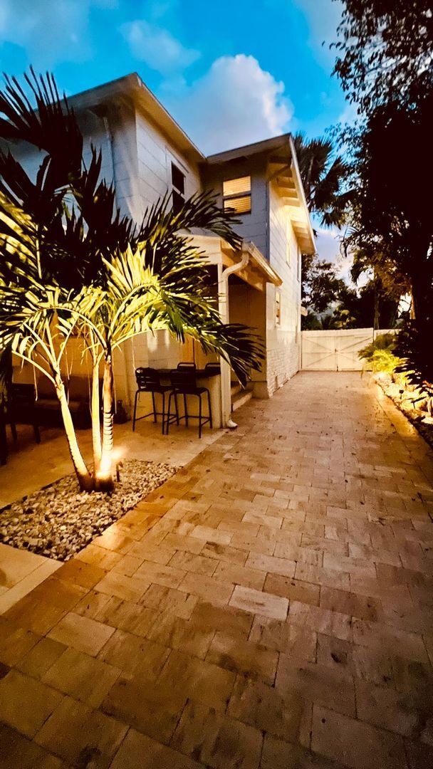 Building Photo - Stunning FULLY FURNISHED 3/2.5 entire hous...