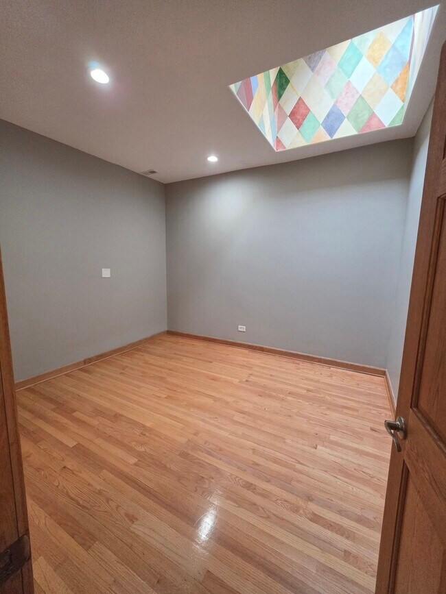 Building Photo - 3114 N Lincoln Ave