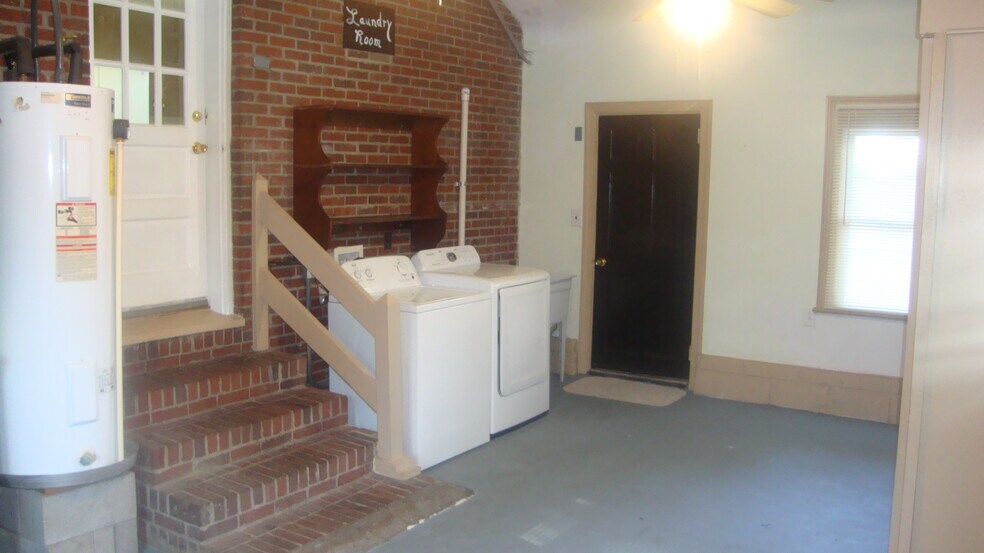 Building Photo - 1500 Meads Rd