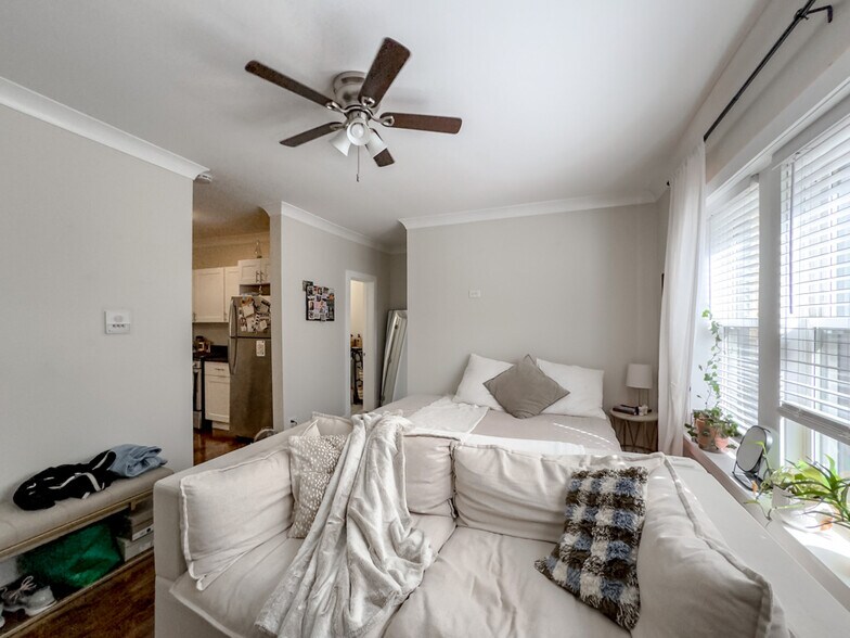 Building Photo - 648 W Roscoe St