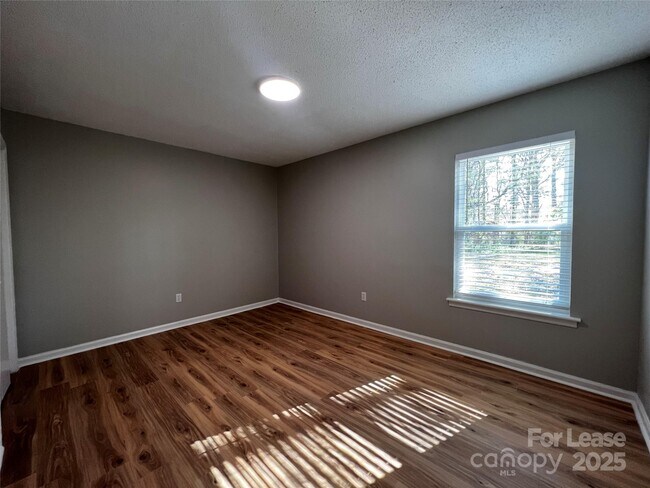 Building Photo - 407 Stirrup Ct