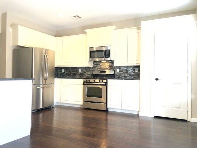 Building Photo - 3 BEDROOM & 2.5 BATH TOWNHOME LOCATED IN G...