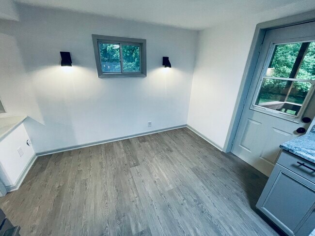 Building Photo - 1504 Stamm Ave