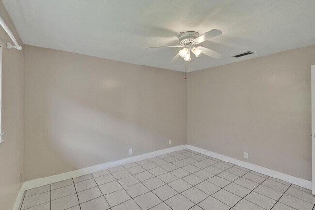 Building Photo - 7010-7012 NW 78th Ave