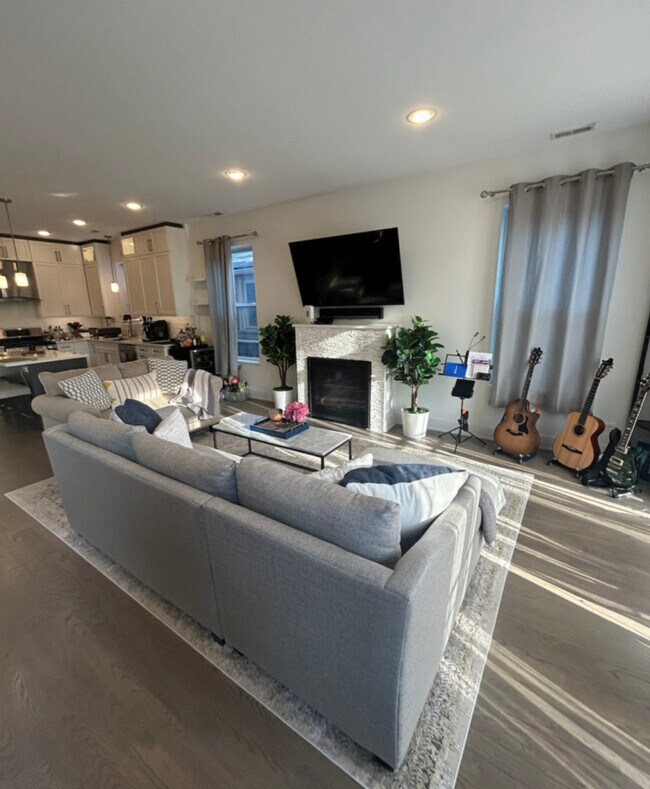 Building Photo - 4111 N Western Ave